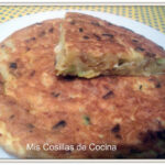 Tortilla de patatas y ajos tiernos.