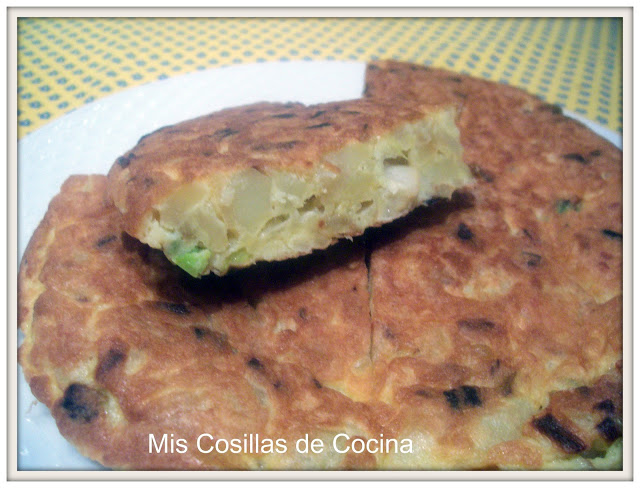 Tortilla de patatas y ajos tiernos.