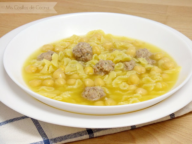 Sopa de Caldo con pelotitas y garbanzos