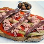 Espardenyes (Tostadas de pan ) con escalivada, atún y anchoas de la escala