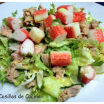 Ensalada de atún y palitos de cangrejo con vinagreta de naranja