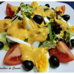 Ensalada con salsa de frutos secos y tomate