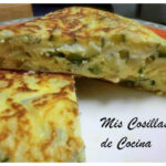 Tortilla de cebolla y calabacín rellena de queso