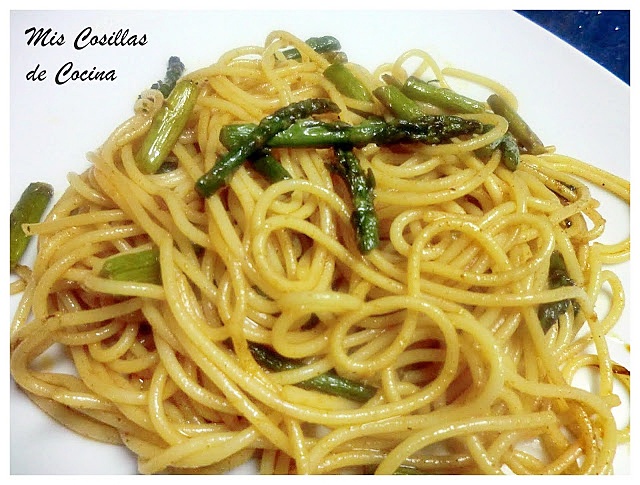 Espaguetis salteados con espárragos verdes