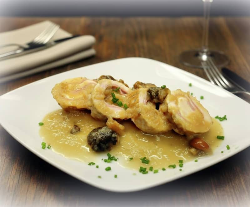 Pechugas rellenas de Jamón y queso con salsa Pechugas rellenas de Jamón y queso con salsa