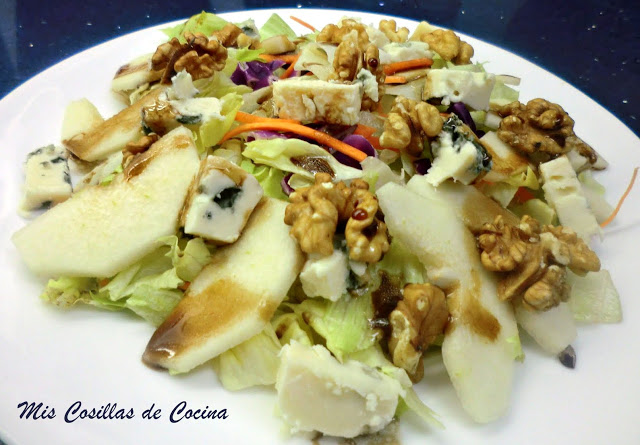 Ensalada de peras con Roquefort y nueces