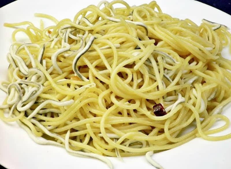 Espaguetis con gulas al ajillo 18 Espaguetis con gulas al ajillo