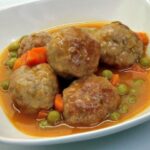 Albóndigas en salsa con zanahorias y guisantes