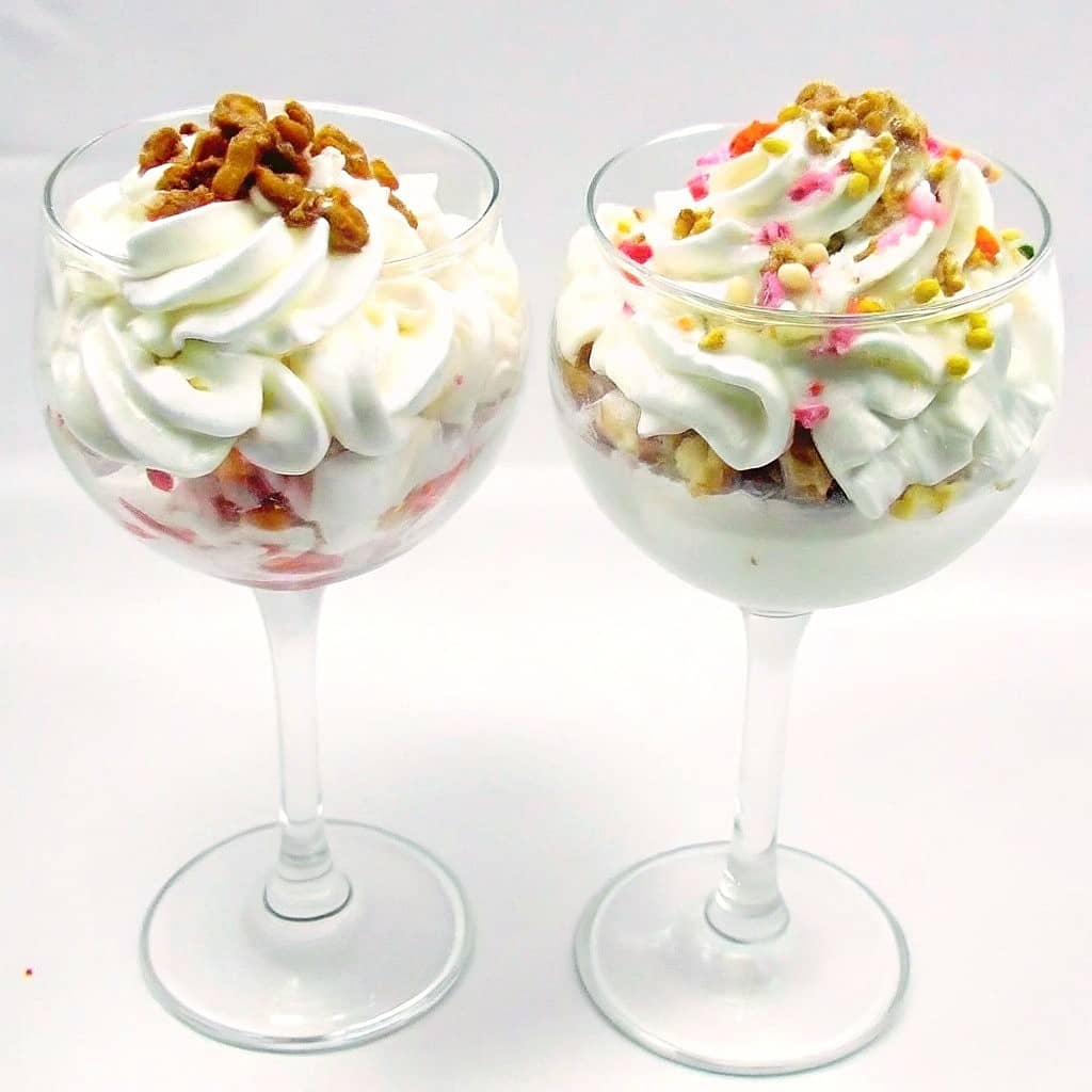 Copas de yogur con fruta y nata