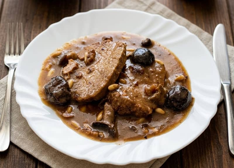 Redondo de ternera con ciruelas y setas Redondo de ternera con ciruelas y setas