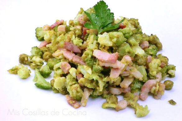 Migas de romanesco con guisantes y beicon