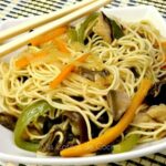 Fideos chinos con verduras y setas