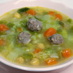 Sopa de verduras con garbanzos