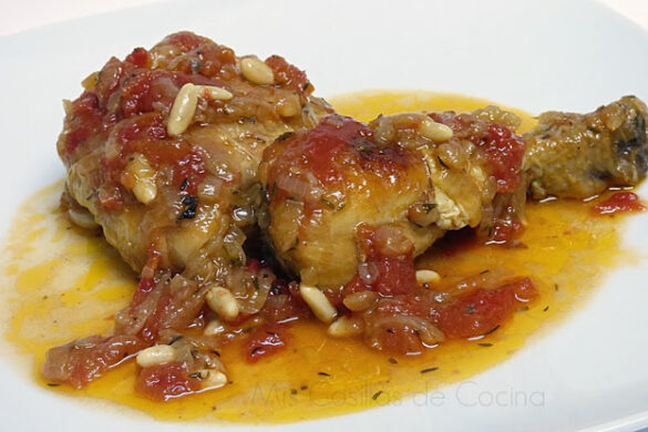 Pollo en salsa con piñones