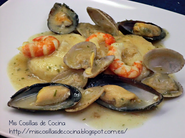 Merluza en salsa con gambas, almejas y mejillones