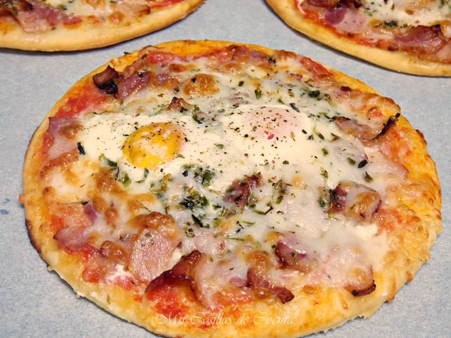 Mini pizzas de beicon y huevos de codorniz