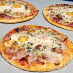 Mini pizzas de beicon y huevos de codorniz