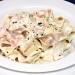 Pappardelle caseros con gambas y salsa Alfredo