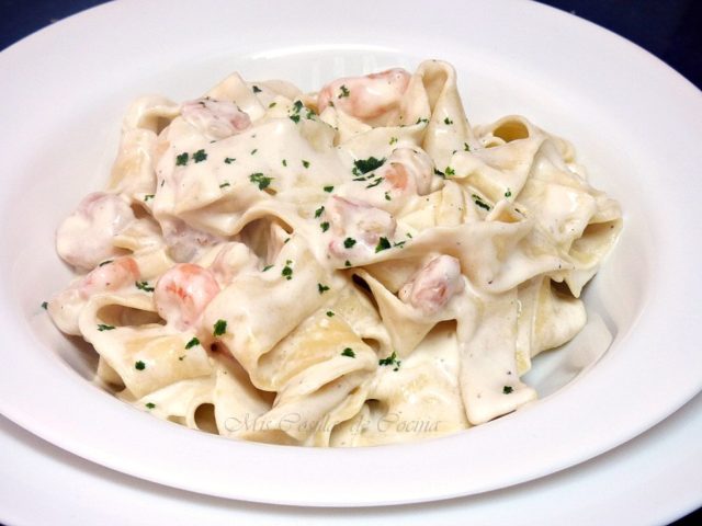 Pappardelle caseros con gambas y salsa Alfredo