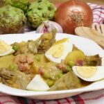 Guiso de patatas, alcachofas y guisantes con jamón