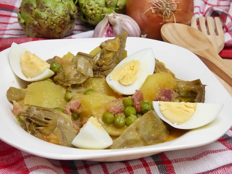 Guiso de patatas, alcachofas y guisantes con jamón