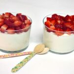 Mousse de yogur con fresas