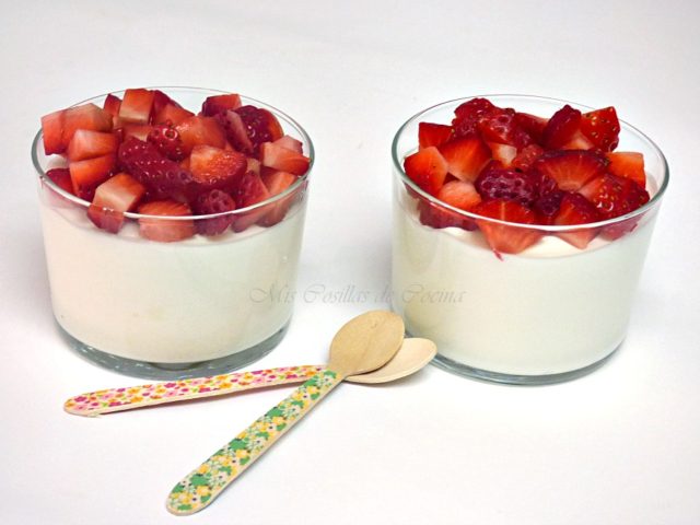 Mousse de yogur con fresas