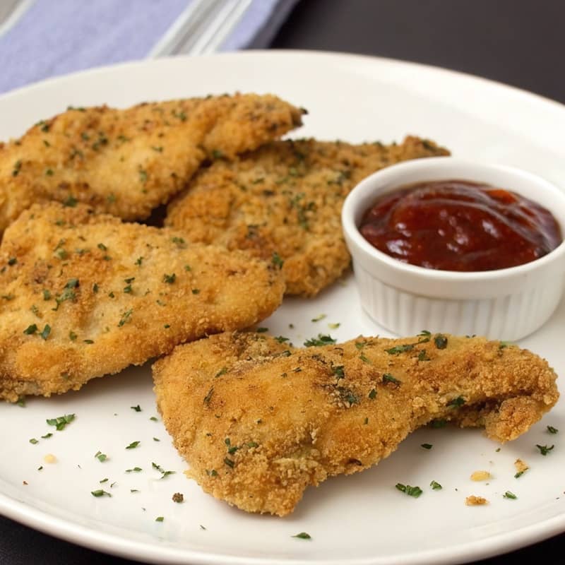 Pechugas de pollo rebozadas con pan a las hierbas