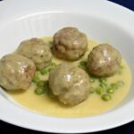 Albóndigas con salsa de queso y guisantes