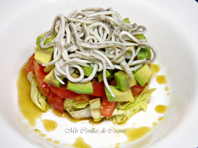 Timbal de ensalada con gulas al ajillo