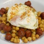 Garbanzos con chistorra y huevo frito