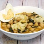 Potaje de garbanzos con bacalao