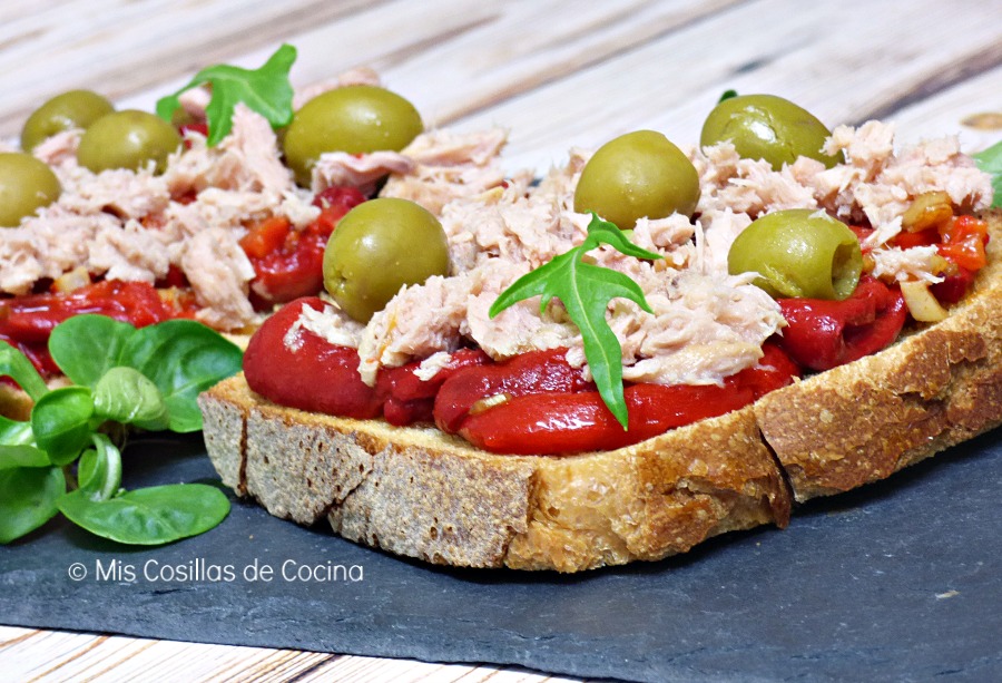 Tostadas con pimientos asados y atún