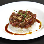 Tartar de atún con salsa de soja y arroz