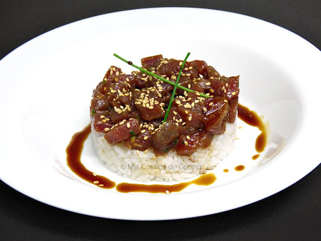 Tartar de atún con salsa de soja y arroz