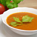 Sopa de tomate con apio