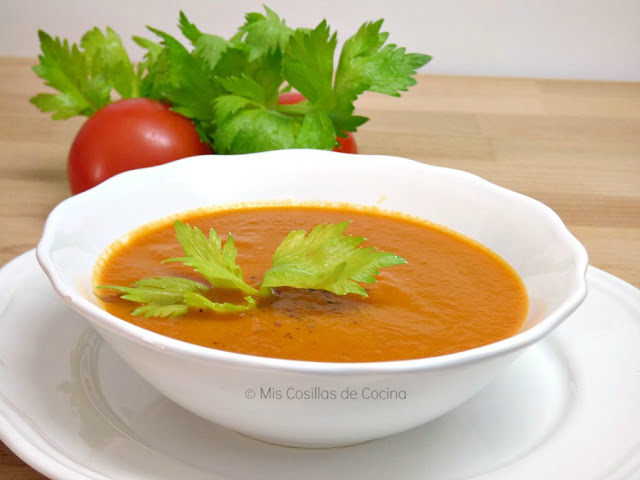 Sopa de tomate con apio