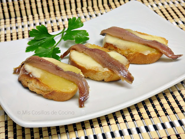 Montadito de arzúa-ulloa con anchoas