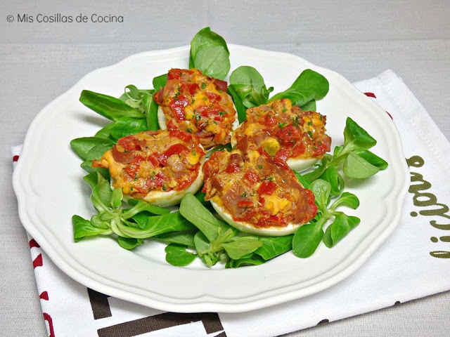 Huevos rellenos al chilindrón