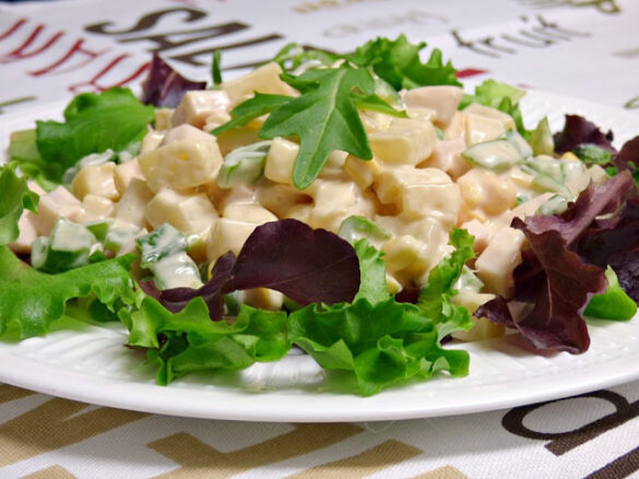 Ensalada con palmitos, pavo, piña y queso