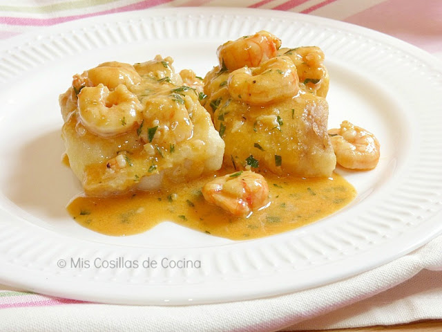 merluza-gambas-salsa