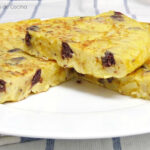 Tortilla de patatas, cebolla y morcilla