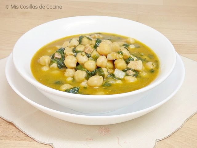 Garbanzos con espinacas y panceta