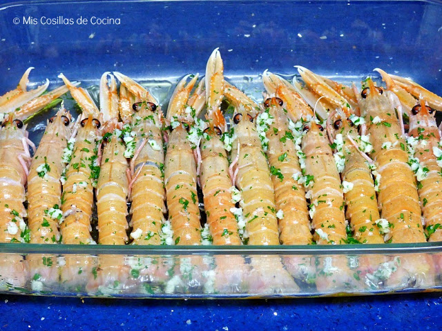 Cigalas al horno con vino blanco