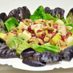 Ensalada con fruta, nueces y queso