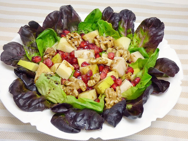 Ensalada con fruta, nueces y queso