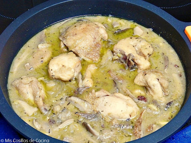 Pollo en salsa con gírgolas