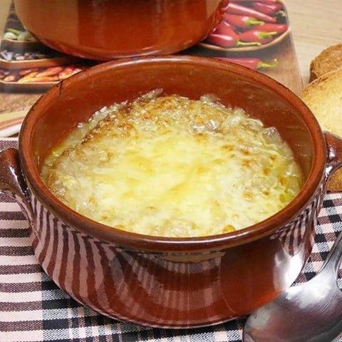 Sopa de cebolla gratinada