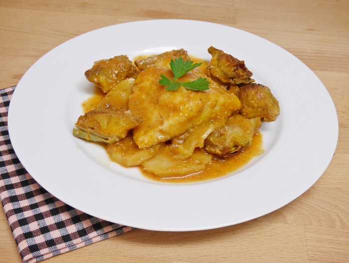 Cazuela de bacalao con alcachofas y patatas al horno