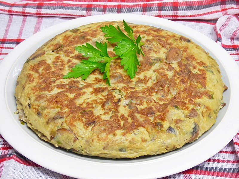 Tortilla de champiñones y ajos tiernos